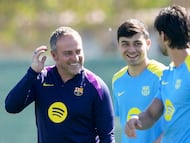 El entrenador del FC Barcelona, Hansi Flick (i), junto a Ferrán Torres (d) y Pedri González (2i), durante un entrenamiento.