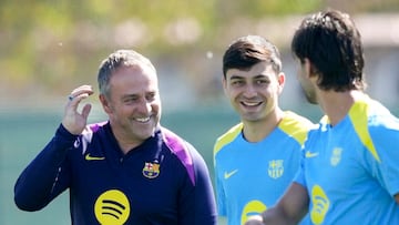 GRAFCAT753. SANT JOAN DESPÍ (BARCELONA), 07/04/2026.- El entrenador del FC Barcelona, Hansi Flick (i), junto a Ferrán Torres (d) y Pedri González (2i), durante el entrenamiento que el equipo azulgrana ha realizado en las instalaciones de la Ciudad Deportiva Joan Gamper para preparar el partido de ida de cuartos de final de la Liga de Campeones que mañana disputarán ante el Atlético de Madrid en el Camp Nou. EFE/Enric Fontcuberta.
