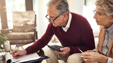 Los pensionados del ISSSTE cobrarán en noviembre y enero del 2026 su aguinaldo. Aquí te explicamos cómo calcular tu monto total que recibirás.