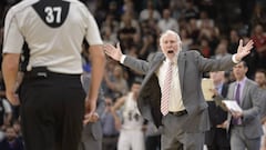 TX01. SAN ANTONIO (ESTADOS UNIDOS), 09/11/2016.- El entrenador de San Antonio Spurs, Gregg Popovich (d), discute con el &aacute;rbitro Eric Dalen (i) hoy, mi&eacute;rcoles 9 de noviembre de 2016, durante un partido de la NBA en San Antonio, Texas (Estados Unidos). EFE/DARREN ABATE