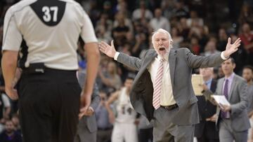 TX01. SAN ANTONIO (ESTADOS UNIDOS), 09/11/2016.- El entrenador de San Antonio Spurs, Gregg Popovich (d), discute con el árbitro Eric Dalen (i) hoy, miércoles 9 de noviembre de 2016, durante un partido de la NBA en San Antonio, Texas (Estados Unidos). EFE/DARREN ABATE