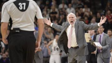 TX01. SAN ANTONIO (ESTADOS UNIDOS), 09/11/2016.- El entrenador de San Antonio Spurs, Gregg Popovich (d), discute con el &aacute;rbitro Eric Dalen (i) hoy, mi&eacute;rcoles 9 de noviembre de 2016, durante un partido de la NBA en San Antonio, Texas (Estados Unidos). EFE/DARREN ABATE