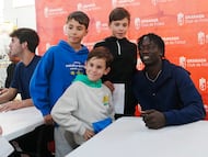 Faye, rodeado de niños.