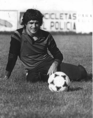 Hasta la llegada de Simeone al banquillo del Atlético, el club sólo había contado con dos campeones del mundo en su historia: Vavá y el Pato Fillol. Ubaldo Matildo Fillol llegó al Atlético con 35 años en la temporada 1985-86 para disputar su único año en el fútbol europeo, disputando 26 encuentros y encajando 29 tantos. Ya veterano, su carrera se desarrolló principalmente entre Racing y River Plate y en su país es todo un mito, levantando el Mundial de 1978 como el mejor guardameta de la competición. Además, había participado en el Mundial de 1972 y también jugó el de 1982, quedándose a las puertas en 1986 después de haber sido importante en la fase previa. Un guardameta histórico cuya etapa en el Atlético fue corta, pero pudo conocer de primera mano el Vicente Calderón como uno de los porteros más importantes en la historia de Argentina.  