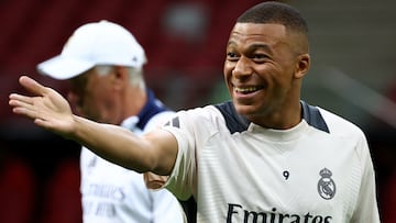 Kylian Mbappé junto al entrenador Carlo Ancelotti durante el entrenamiento previo a la final de la Supercopa de Europa. 