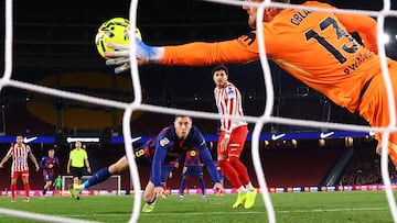 Soccer Football - LaLiga - FC Barcelona v Atletico Madrid - Spotify Camp Nou, Barcelona, Spain - December 2, 2025 Atletico Madrid's Jan Oblak saves the header from FC Barcelona's Robert Lewandowski REUTERS/Albert Gea
