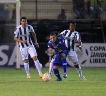 Mauro Fernandez of Ecuador's Emelec runs for the ball against Najera (L) and Farid Diaz (R) of Colombia's Atletico Nacional Francisco, during their Copa LIbertadores soccer match at the Jocay Stadium in Manta May 7, 2015. REUTERS/Guillermo Granja