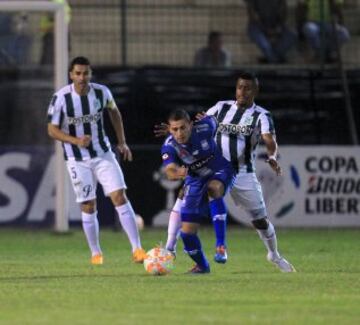 Mauro Fernandez of Ecuador's Emelec runs for the ball against Najera (L) and Farid Diaz (R) of Colombia's Atletico Nacional Francisco, during their Copa LIbertadores soccer match at the Jocay Stadium in Manta May 7, 2015.   REUTERS/Guillermo Granja