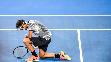 NAG114. Melbourne (Australia), 29/01/2017.- Roger Federer of Switzerland celebrates winning against Rafael Nadal of Spain during their Men's Singles Final match at the Australian Open Grand Slam tennis tournament in Melbourne, Victoria, Australia, 29 January 2017. (España, Abierto, Tenis, Suiza) EFE/EPA/FILIP SINGER