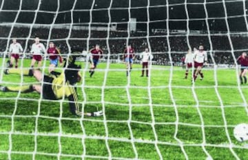 Espa?a ten赤a que hacer once goles. Cuando a los dos minutos el colegiado pit車 penalti, el cielo se abri車. Lanz車 Se?or... al palo. Las ocasiones se suced赤an sin fruto durante el comienzo de la primera parte.