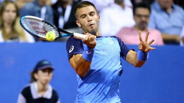 Borna Coric devuelve una bola ante Novak Djokovic durante su partido en el Adria Tour en Zadar.