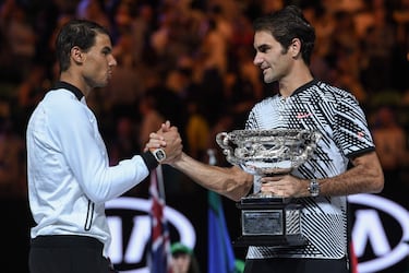 En octubre de 2016, con los dos golpeados por las lesiones, Federer bromeaba con Nadal en la inauguración de su academia en Manacor: "Estamos para jugar partidos benéficos". El suizo había sufrido una lesión en su rodilla derecha ese curso. Pero en enero de 2017, estaban frente a frente en una de las finales más épicas del Open de Australia, que se adjudicó el de Basilea por 6-4, 3-6, 6-1, 3-6 y 6-3. Era 17º del mundo entonces. Lograba su 18º Grand Slam y después vendrían otros dos, el US Open esa misma temporada y Australia de nuevo la siguiente. 