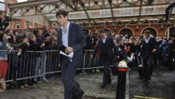 CONCENTRADO. Javi Mart&iacute;nez, ayer al llegar a Wembley.