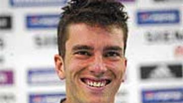 <b>PAVÓN</b>. El central arremete contra el Atlético y Gil.