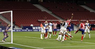 1-0. Saúl Ñíguez marcó el primer gol.