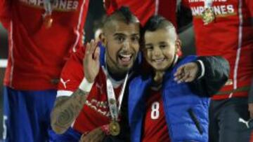 Arturo Vidal junto a Alonso, su hijo mayor, en plena celebraci&oacute;n del t&iacute;tulo de Copa Am&eacute;rica. 