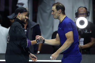 El futbolista brasileño, Neymar Júnior, saluda a Rafa Nadal tras terminar el duelo con Carlos Alcaraz en la semifinal del Six Kings Slam.