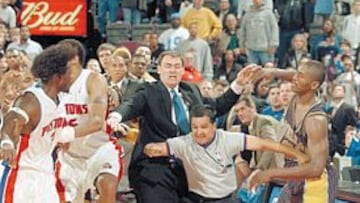 <b>MAMPORROS Y SANCIONES. </b>Tras los incidentes que reflejan las imágenes, la NBA anunció ya la suspensión a tiempo indefinido de Ron Artest, Jermaine O'Neal y Stephen Jackson (de los Pacers) y de Ben Wallace (Pistons), a la espera de concretar las sanciones definitivas. .