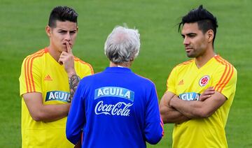 Falcao, James y Pékerman dialogaron gran parte de la práctica en el centro de la cancha. El '10' y el '9' realizaron trabajos de recuperación 