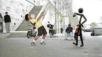 <b>DUELO CON 'STICKMAN'.</B> El futbolista canarinho intenta imponer su talento natural sobre las virtudes tecnológicas de la silueta. El brasileño muestra todas sus artes con el balón en la nueva propuesta publicitaria de Nike