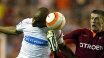 <b>BUENA NOTA.</B> Kanouté debutó mostrando una grandes dotes de buen futbolista.