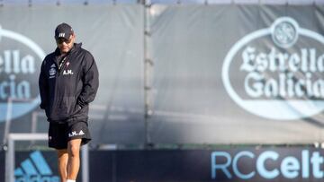 Antonio Mohamed, durante un entrenamiento del Celta en las instalaciones en A Madroa. 