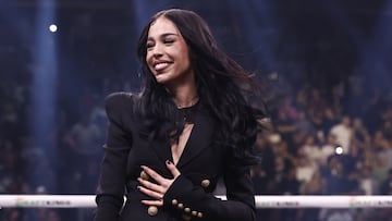 Las Vegas (United States), 01/10/2023.- Mexican pop singer Danna Paola sings the Mexican national anthem before the start of the Canelo vs. Charlo Undisputed World Super Middleweight Championship title fight at T-Mobile Arena in Las Vegas, Nevada, USA, 30 September 2023. EFE/EPA/ETIENNE LAURENT
