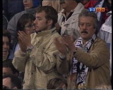 19-11-2005. Un gol de Etoo y dos de Ronaldinho destrozan al Madrid. El Bernab¨¦u se pone en pie para aplaudir al Barcelona en una imagen que dio la vuelta al mundo.