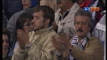 19-11-2005. Un gol de Etoo y dos de Ronaldinho destrozan al Madrid. El Bernabéu se pone en pie para aplaudir al Barcelona en una imagen que dio la vuelta al mundo.