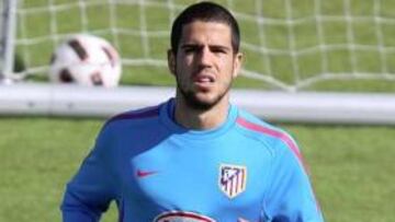 Quique recupera en defensa a Domínguez para el Almería