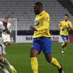 Cherki pide sitio en Lyon