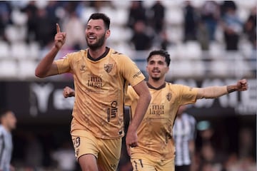 Baturina muesytra su alegra por su gol al Cartagena. Detrs, Kevin.