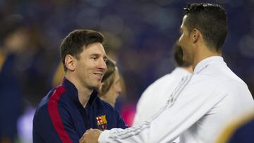 Messi y Cristiano se saludan antes de un Cl&aacute;sico. 