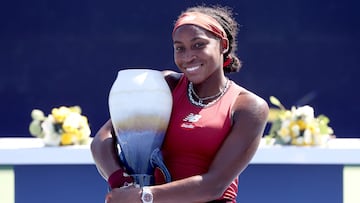 Coco Gauff posa con el trofeo de campeona de Cincinnati.