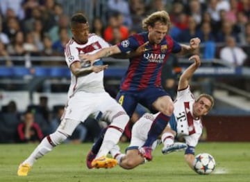 Ivan Rakitic del Barcelona y Jerome Boateng y Philipp Lahm del Bayern Múnich 
