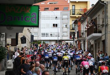 El pelotón durante la salida de la etapa de hoy. 
