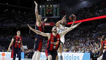 Sergio Llull lanza ante Marcelinho Huertas y Toko Shengelia.