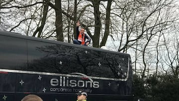 Un hincha se sube encima del bus del Arsenal y podr¨ªa retrasar el partido