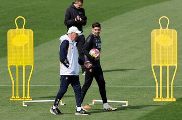 Ancelotti y Valverde dialogan durante un entrenamiento del Real Madrid.