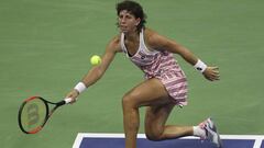 Carla Su&aacute;rez devuelve una bola a Mar&iacute;a Sharapova durante su partido de octavos de final del Abierto de Tenis de Estados Unidos en el Centro Nacional de Tenis USTA en Flushing Meadows en Nueva York (EE.UU.).