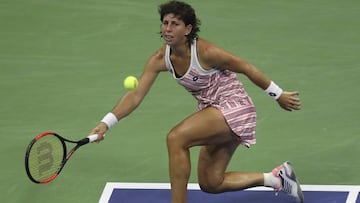Carla Suárez devuelve una bola a María Sharapova durante su partido de octavos de final del Abierto de Tenis de Estados Unidos en el Centro Nacional de Tenis USTA en Flushing Meadows en Nueva York (EE.UU.).