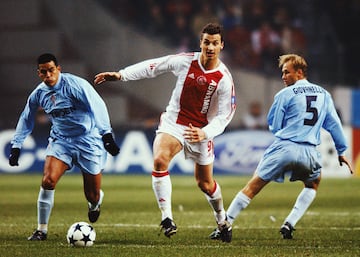 Parece increíble que un equipo titular con Van der Vaart, Sneijder e Ibrahimovic se pegara un batacazo en Champions. Sin embargo, el equipo de Amsterdam fue incapaz de superar la primera fase de esta competición en la temporada 2003-2004. En un grupo con Milan, Celta y Brujas, solo consiguió seis puntos, tras ganar un partido a los vigueses y otro a los belgas.