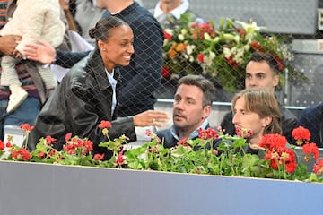Ana Peleteiro y Luka Modric durante el partido que los tenistas Andréi Rublevv y Carlos Alcaraz disputaron en el Mutua Madrid Open.