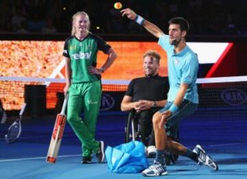 El seis veces campe車n del Abierto de Australia, Novak Djokovic, ha presentado un espect芍culo de tenis y entretenimiento en v赤speras del primer Grand Slam del a?o en el Margaret Court Arena para recaudar fondos para su Fundaci車n, que apoya la educaci車n preescolar de calidad para los ni?os.