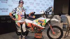 Laia Sanz posa con la moto con la que correr&aacute; el Dakar 2018 en la presentaci&oacute;n del equipo KTM KH7 en Barcelona.