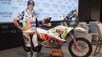 Laia Sanz posa con la moto con la que correr&aacute; el Dakar 2018 en la presentaci&oacute;n del equipo KTM KH7 en Barcelona.