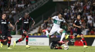 El centrocampista caboverdiano del Elche Garry Rodrigues se escapa de los jugadores del Granada.