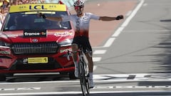 Ion Izagirre celebra la victoria en Belleville en Baujolais, meta de la 12ª etapa del Tour de Francia, tras un ataque en solitario a 30 kilómetros del final.