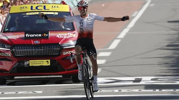 Ion Izagirre celebra la victoria en Belleville en Baujolais, meta de la 12ª etapa del Tour de Francia, tras un ataque en solitario a 30 kilómetros del final.