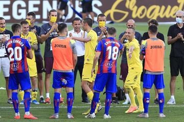 Los jugadores del Villarreal y del Eibar formaron un pasillo tras la conclusión del partido para despedir y homenajear a Bruno Soriano y Santi Cazorla, dos leyendas del Submarino. El capitán colgará las botas tras su regreso al fútbol después de una larga lesión. El asturiano, por su parte, jugará la próxima temporada en el Al Sadd de Qatar.